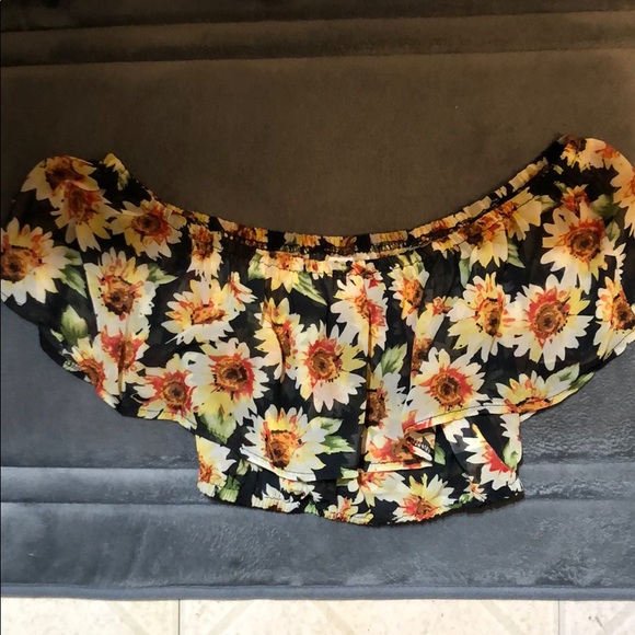 A crop top - Picture 2 of 2